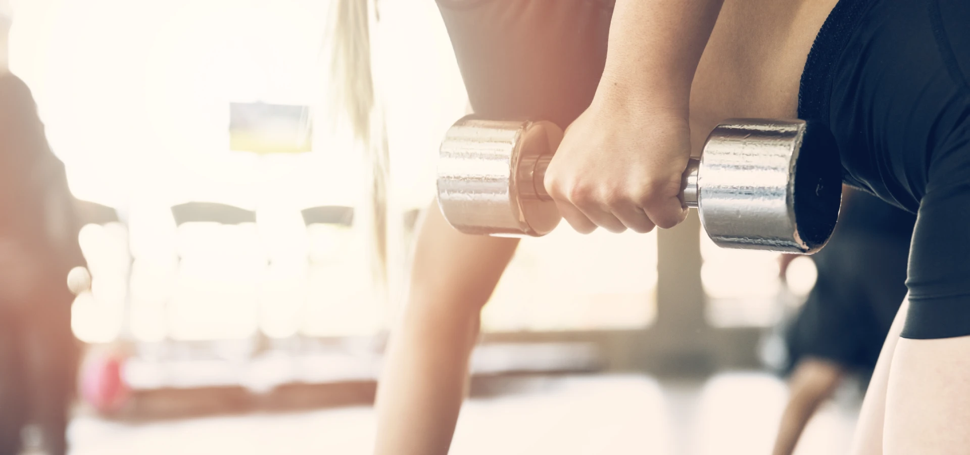 mas salud entrenamiento chica pesas